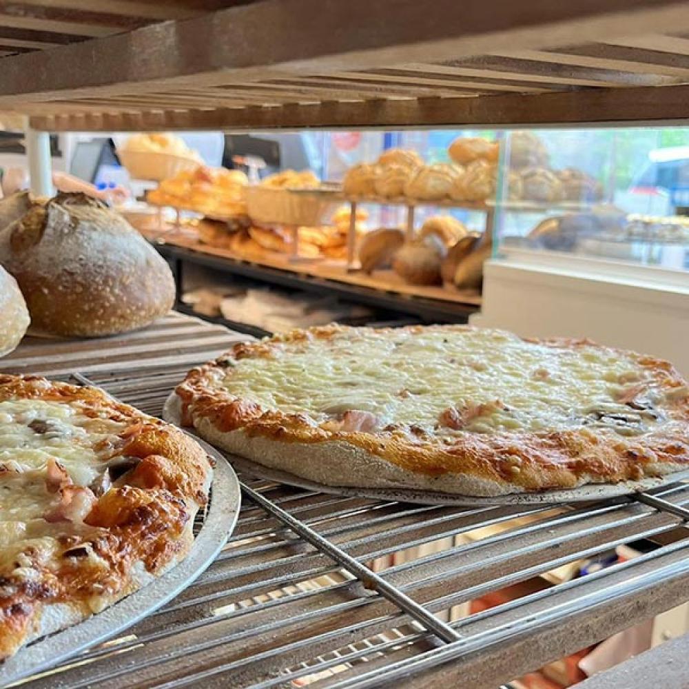 Cuisson de pizza dans le four professionnel
