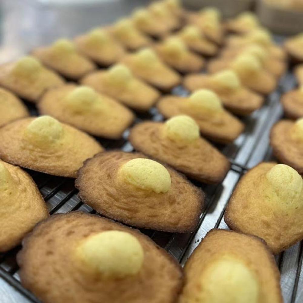 Fabrication de madeleines selon un savoir-faire traditionnel